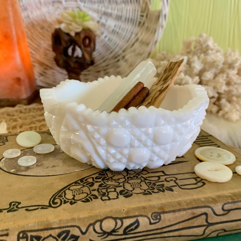 Vintage Milk Glass Bowl 🪿 Unique Home Decor / Holder / Gift / Kitchen / Desk